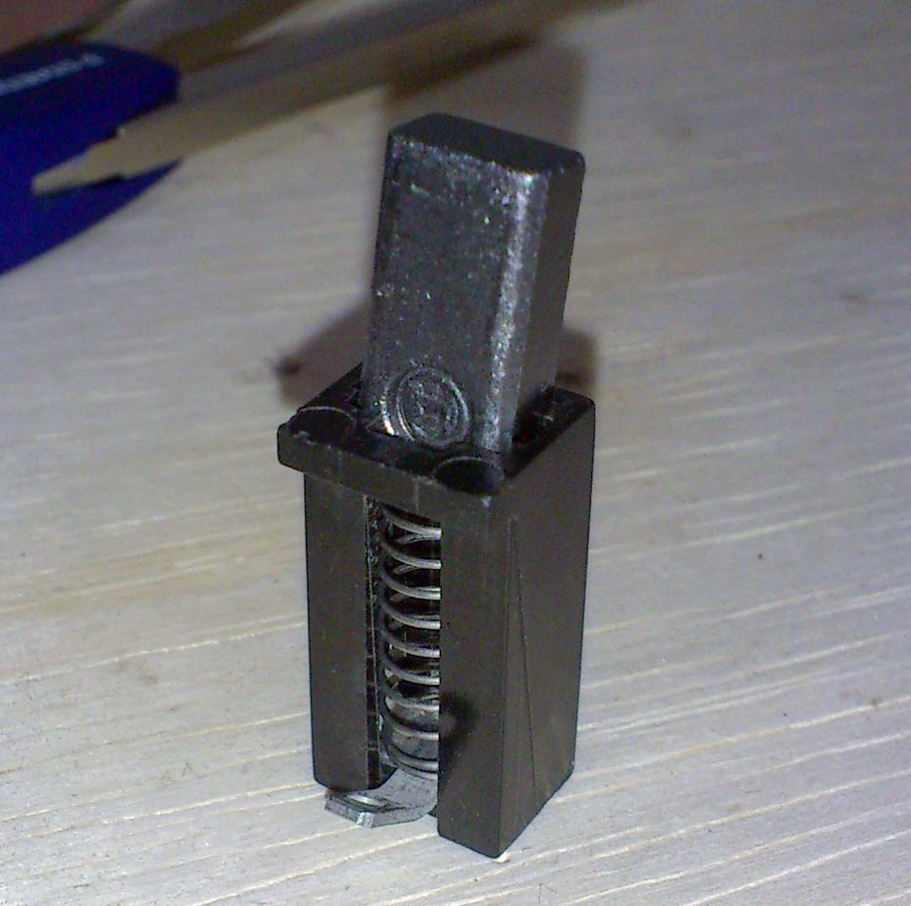 Carbon brush power transmission mechanism